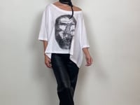 
                  
                    Load and play video in Gallery viewer, 211.16.04 Short Top 100% cotton skully black on white
                  
                