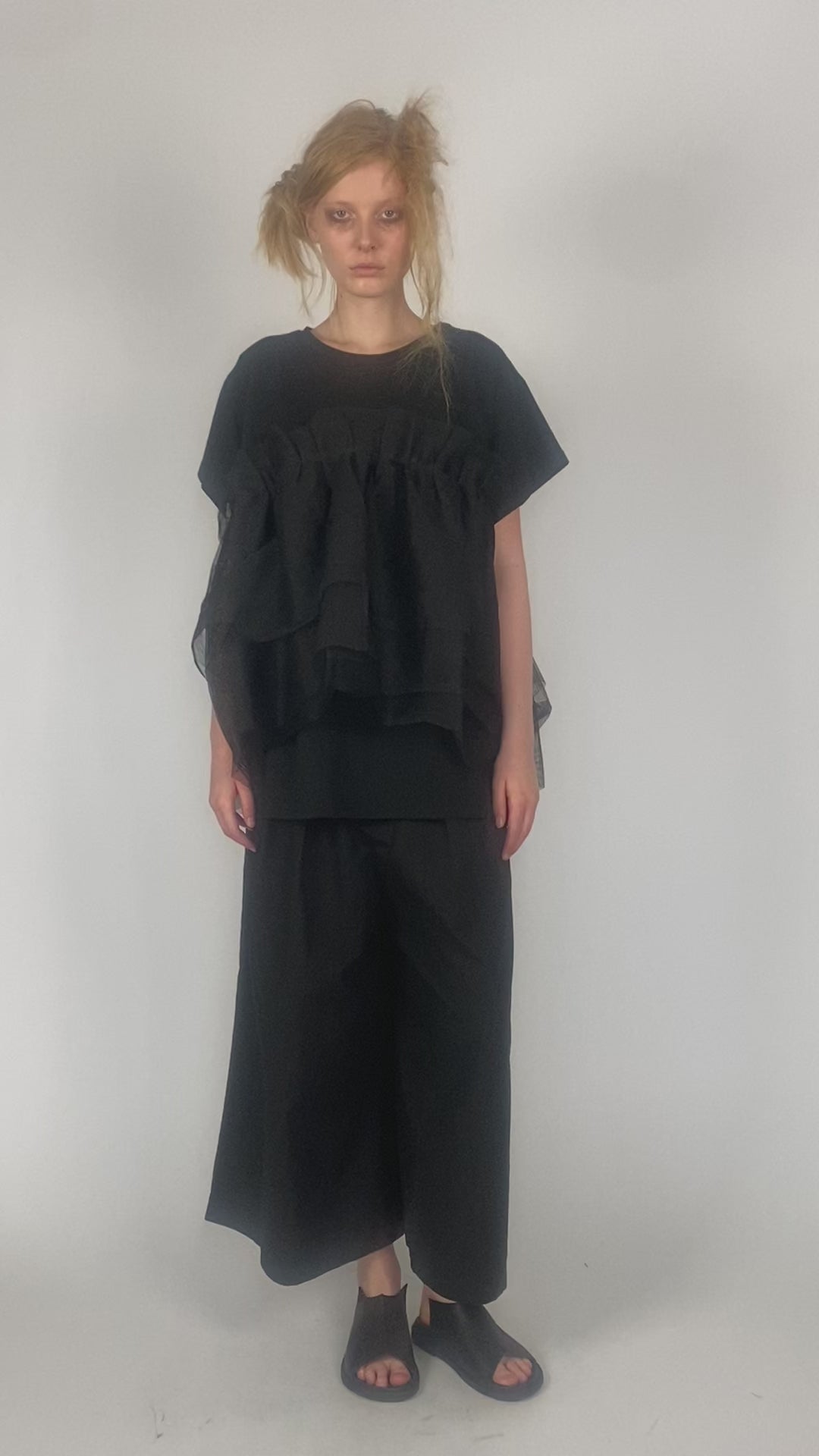 
                  
                    Load and play video in Gallery viewer, ID.05.05.01 100% CO / 100% PL 100 BLACK
                  
                