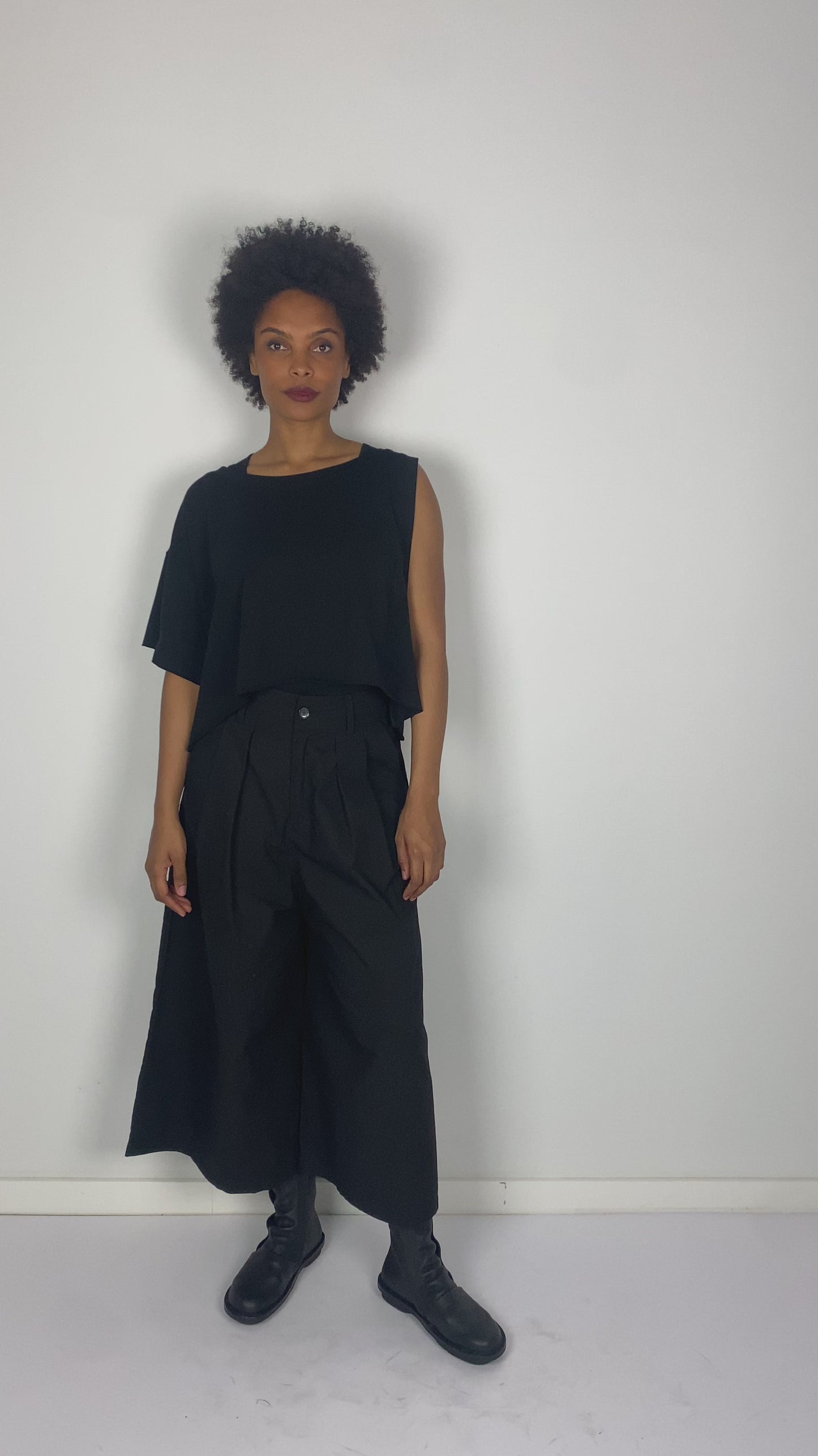
                  
                    Load and play video in Gallery viewer, ID.05.01.01  TROUSER 100% CO 100 BLACK
                  
                