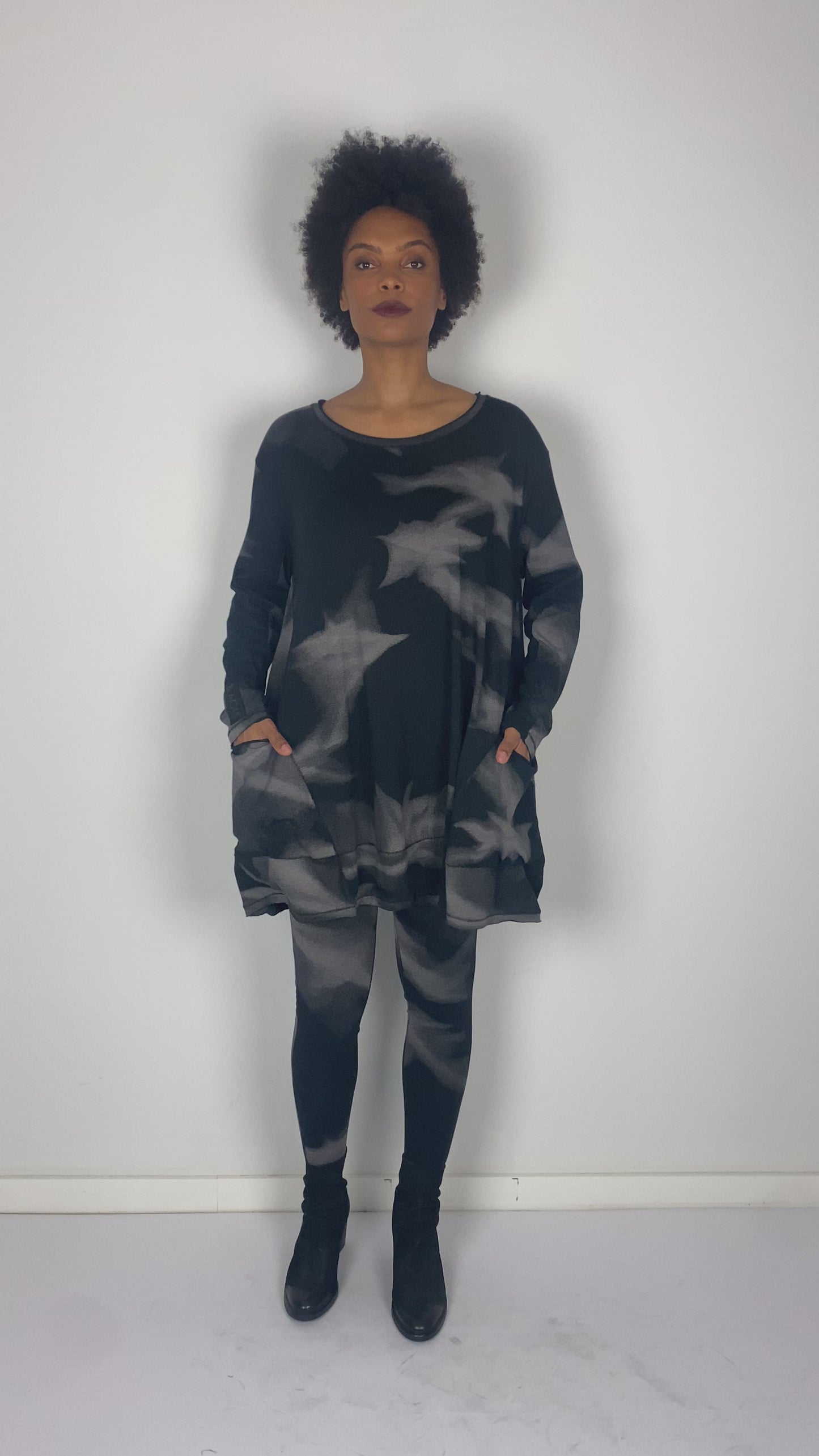 
                  
                    Load and play video in Gallery viewer, 262.06.05 LEGGING 609 PRINT B&amp;amp;W
                  
                