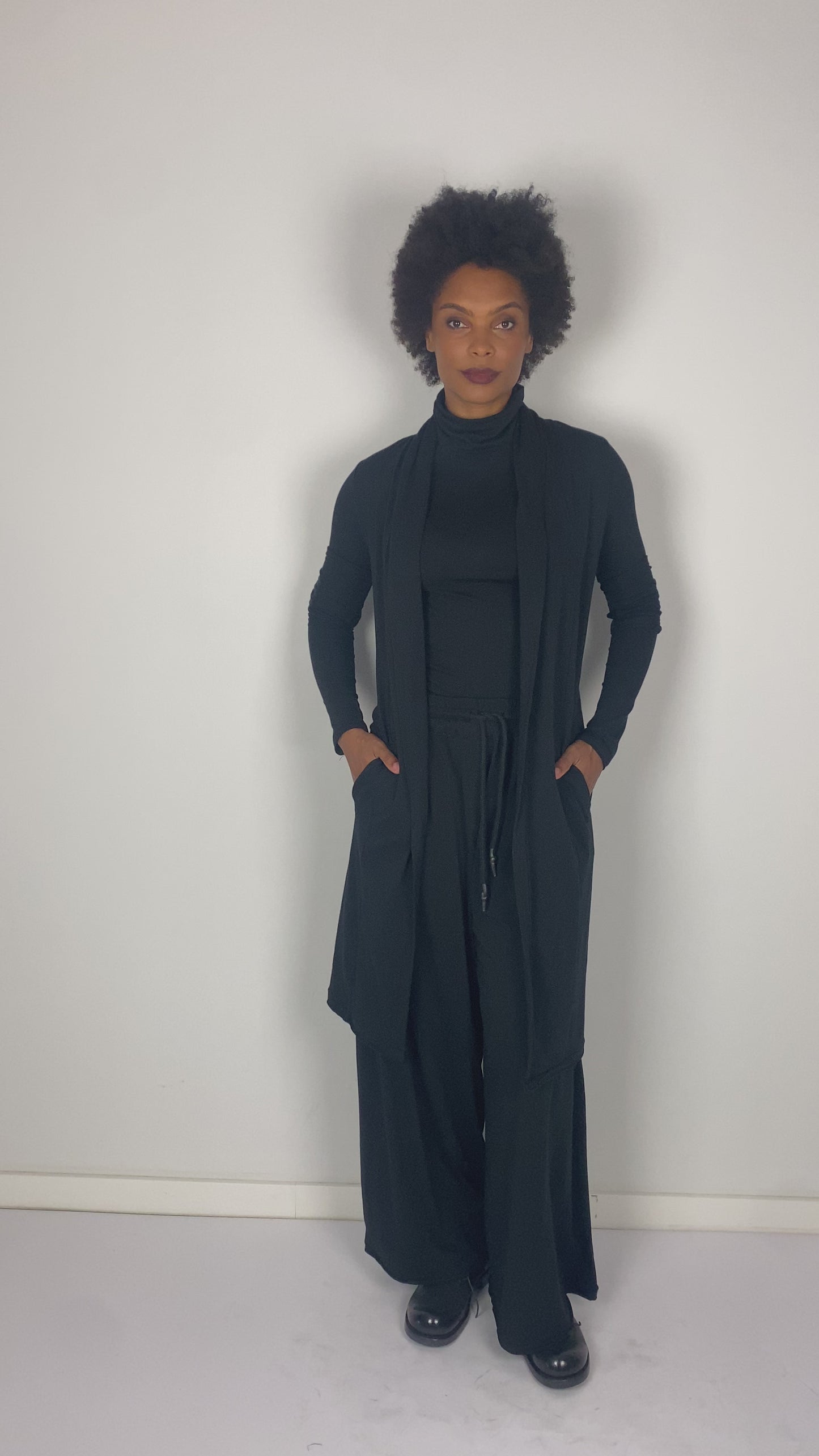 
                  
                    Load and play video in Gallery viewer, 262.06.09 CARDIGAN 100 BLACK
                  
                