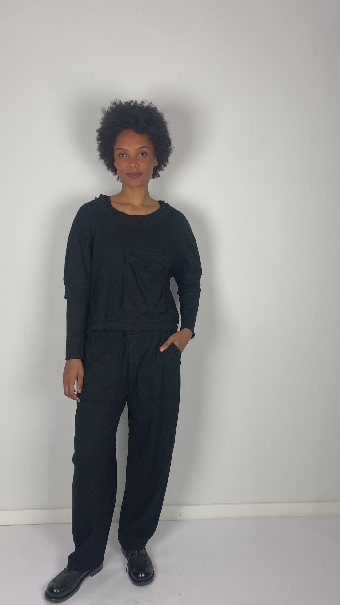 
                  
                    Load and play video in Gallery viewer, 262.01.03 SWEATER RV100 BLACK
                  
                