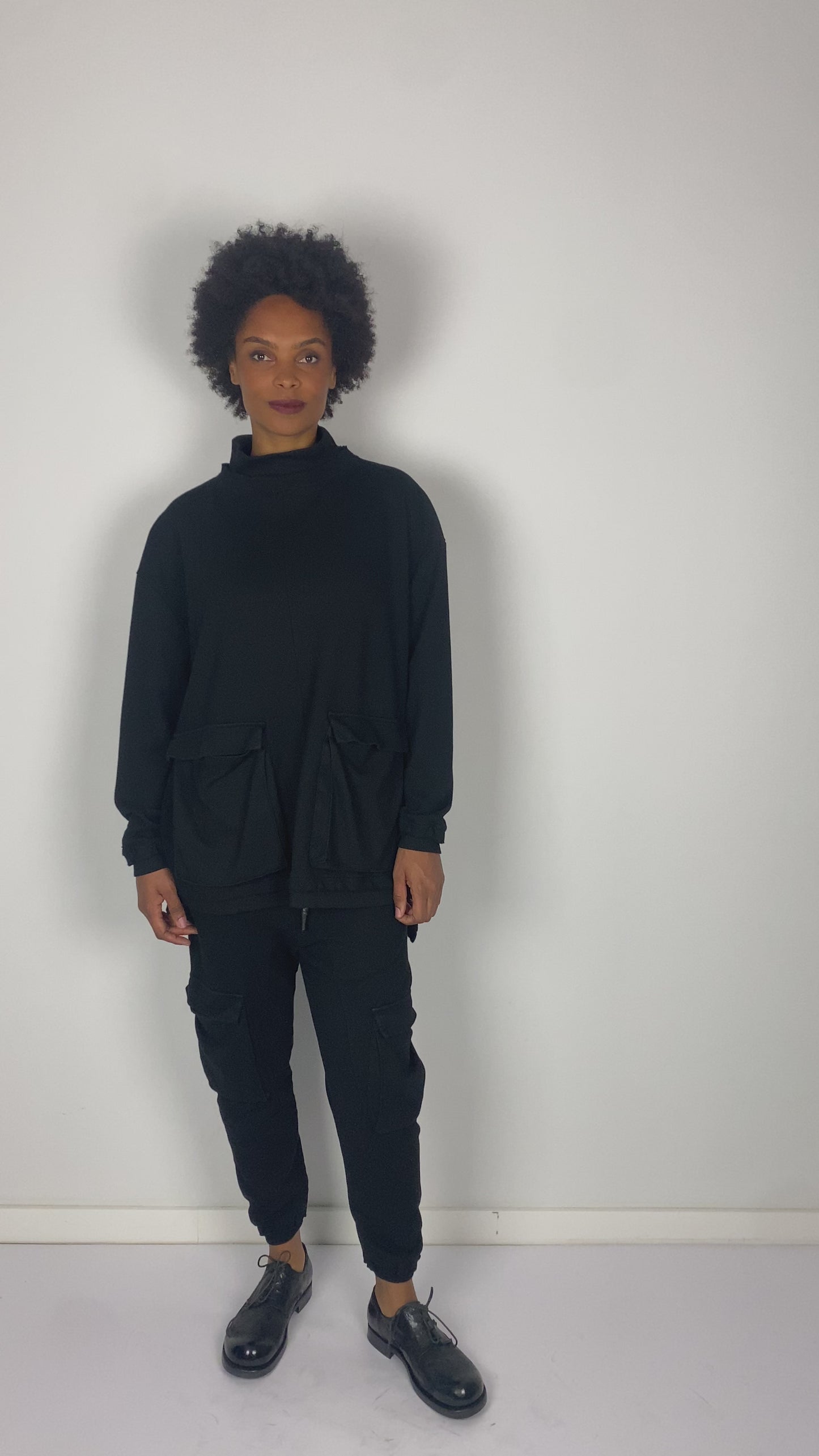 
                  
                    Load and play video in Gallery viewer, 262.01.04 SWEATER RV100 BLACK
                  
                