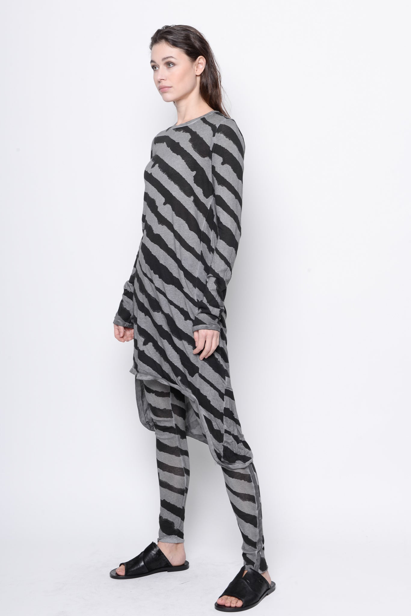 
                  
                    231.03.10 100% CO 180 STRIPE GREY
                  
                