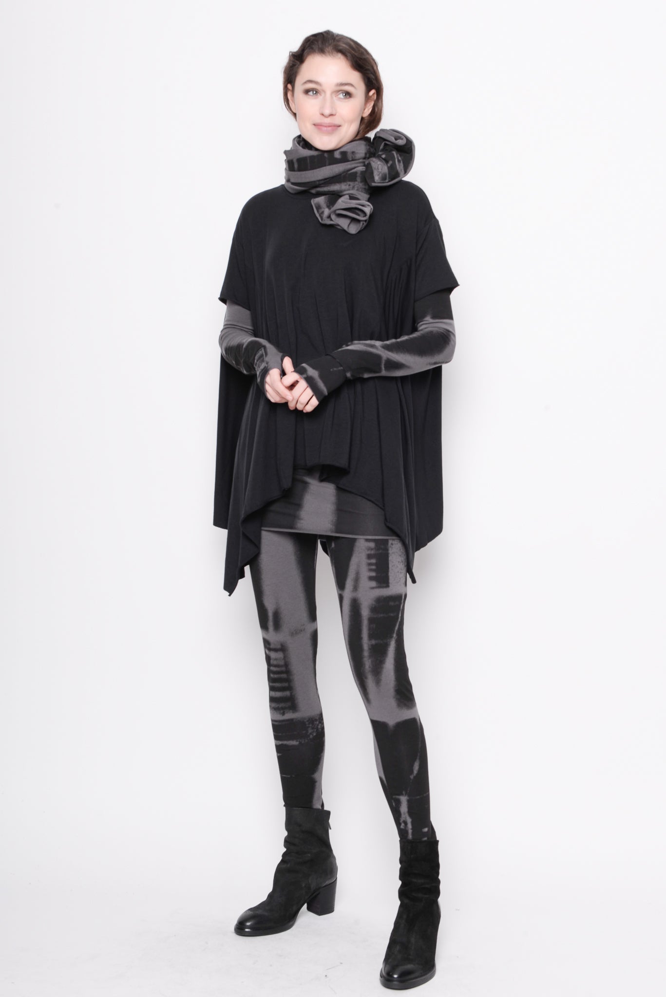 
                  
                    231.09.05 65% LY 35% CO 5% EA 100 BLACK
                  
                