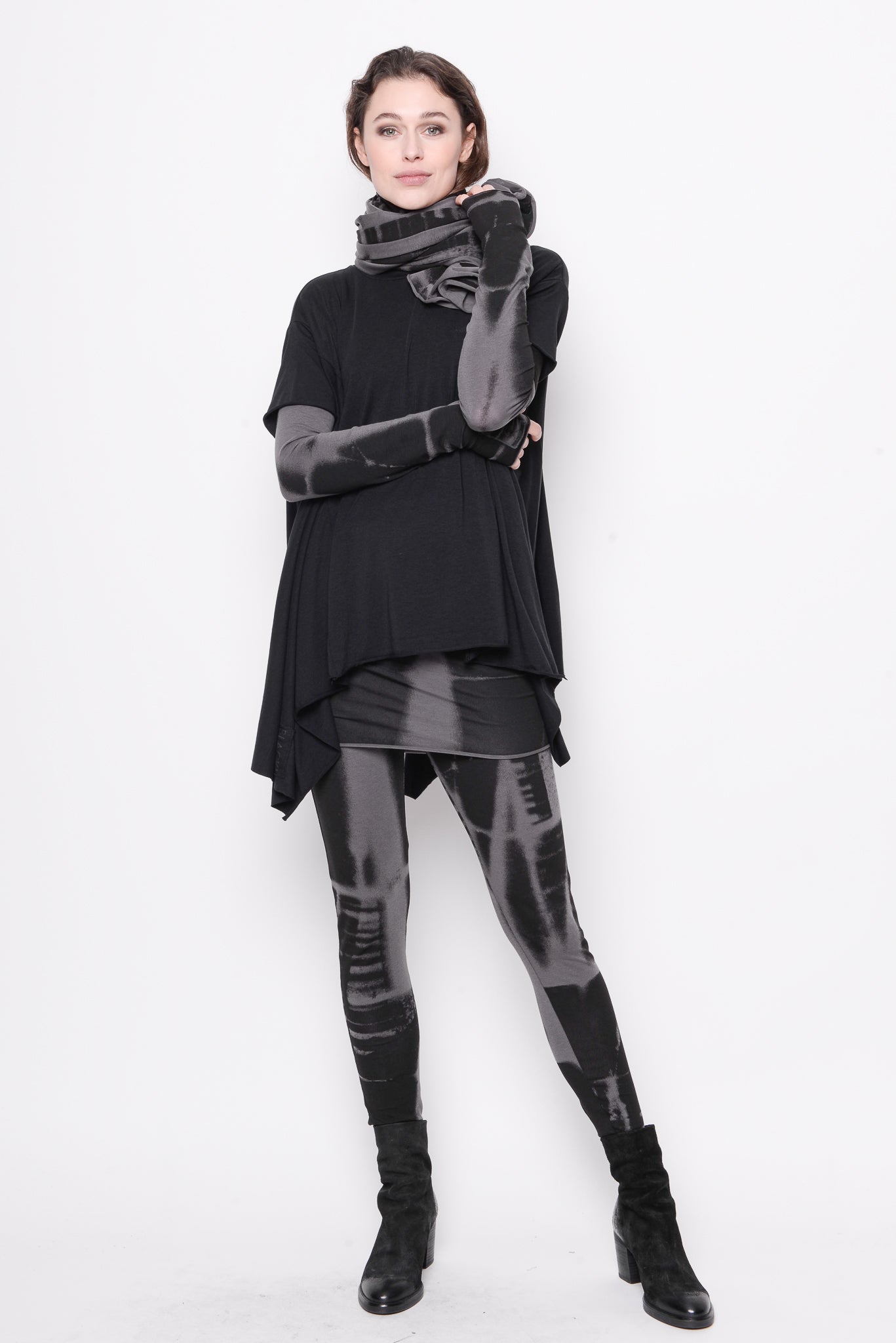 
                  
                    231.09.05 65% LY 35% CO 5% EA 100 BLACK
                  
                