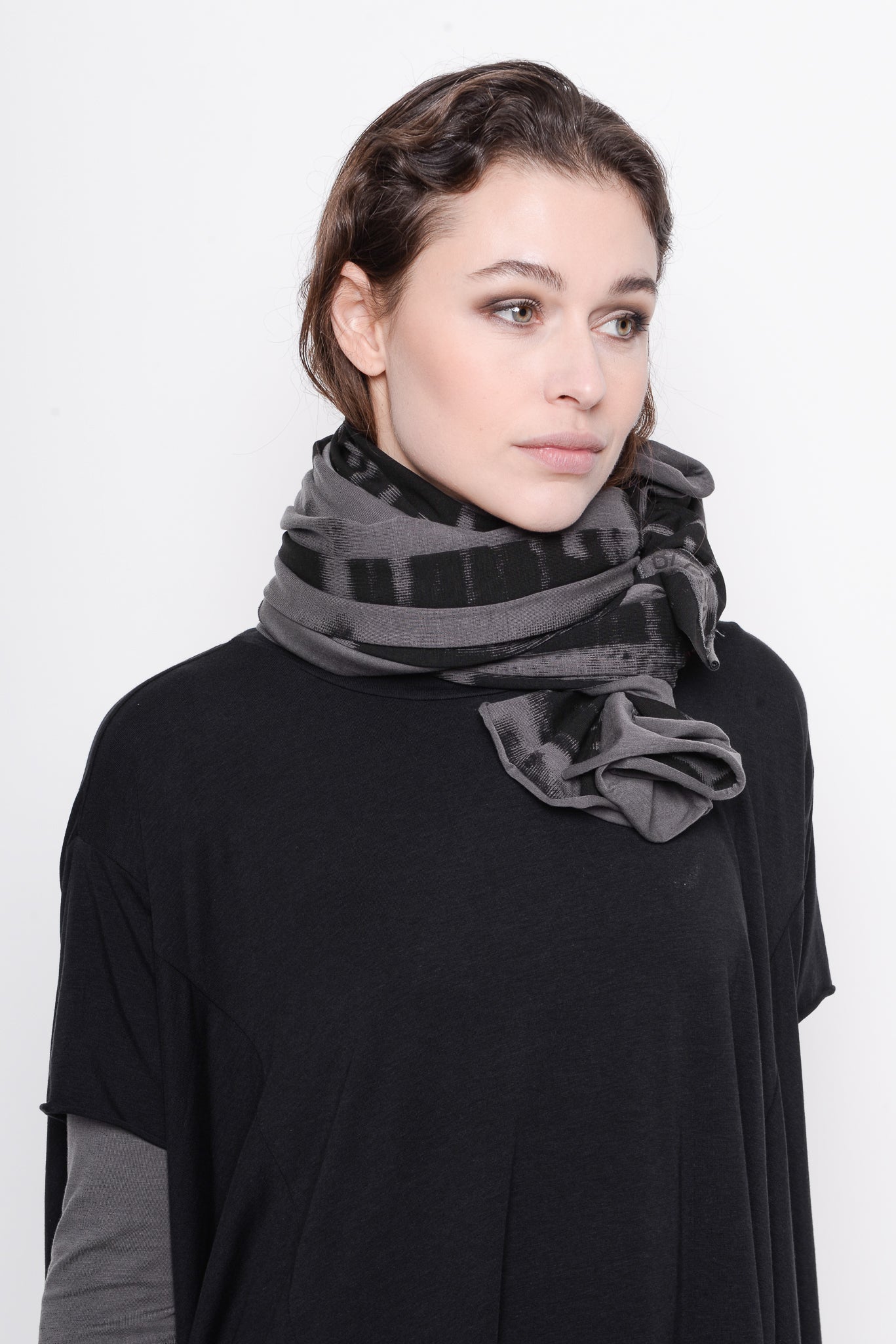 
                  
                    231.09.05 65% LY 35% CO 5% EA 100 BLACK
                  
                